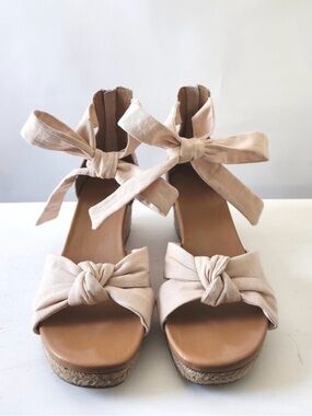 UGG YARROW SANDALS BEIGE COLOR W/ZIPPER & BOW SIZE 8.5 NIB